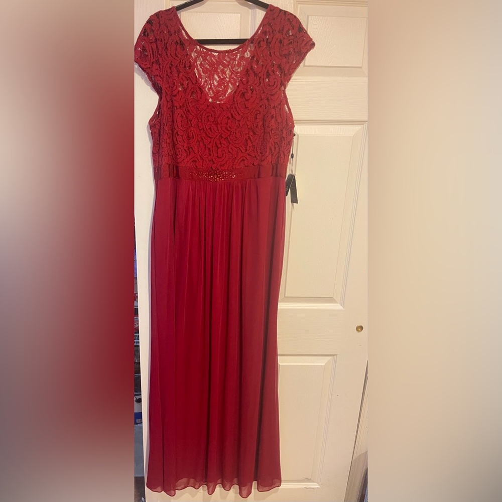 Adrianna Papell Cherry short sleeve lace tulle gown